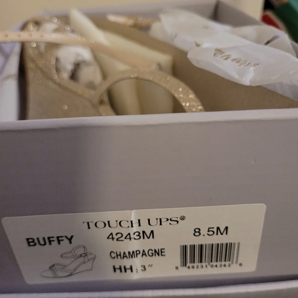 Size 8.5 champagne wedges - Picture 3 of 3
